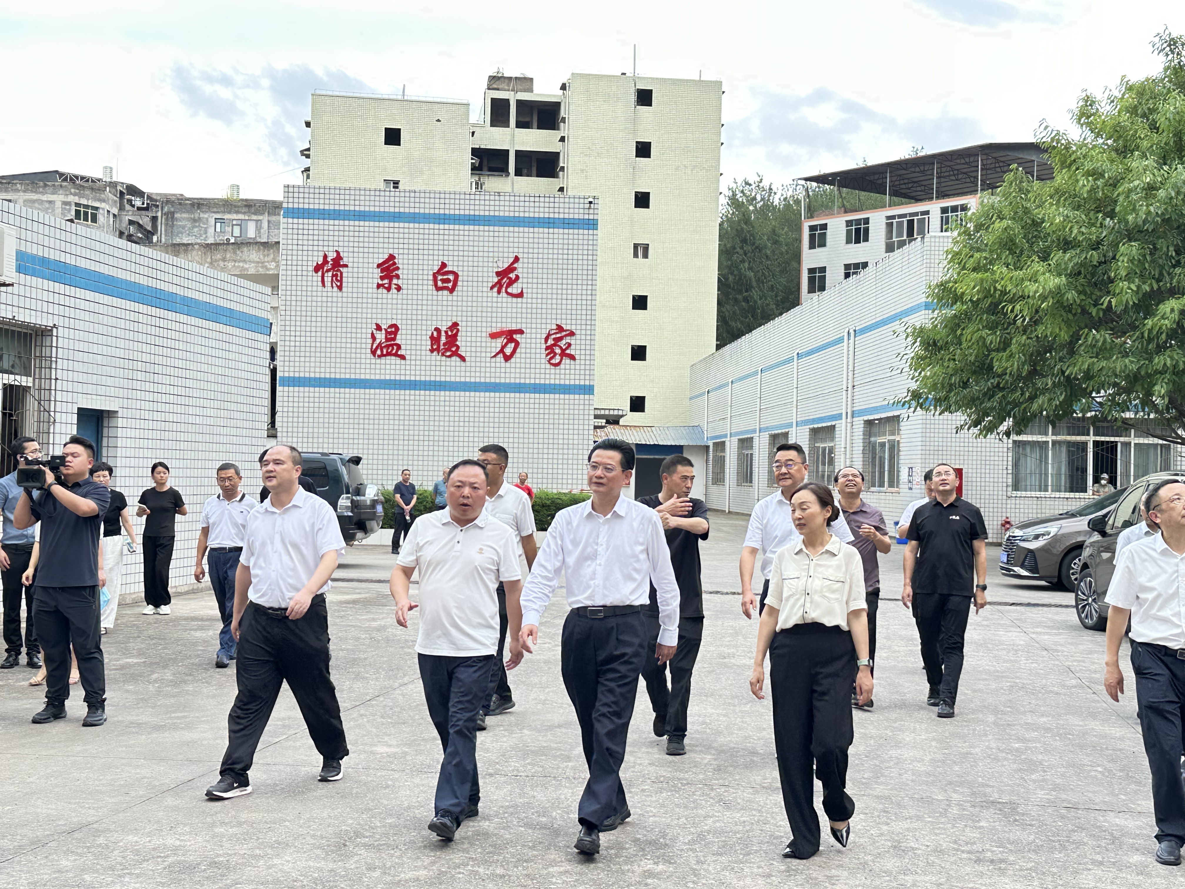 省供銷(xiāo)社黨組書(shū)記、理事會(huì)主任蔡邦銀深入通江縣白花棉業(yè)公司調(diào)研